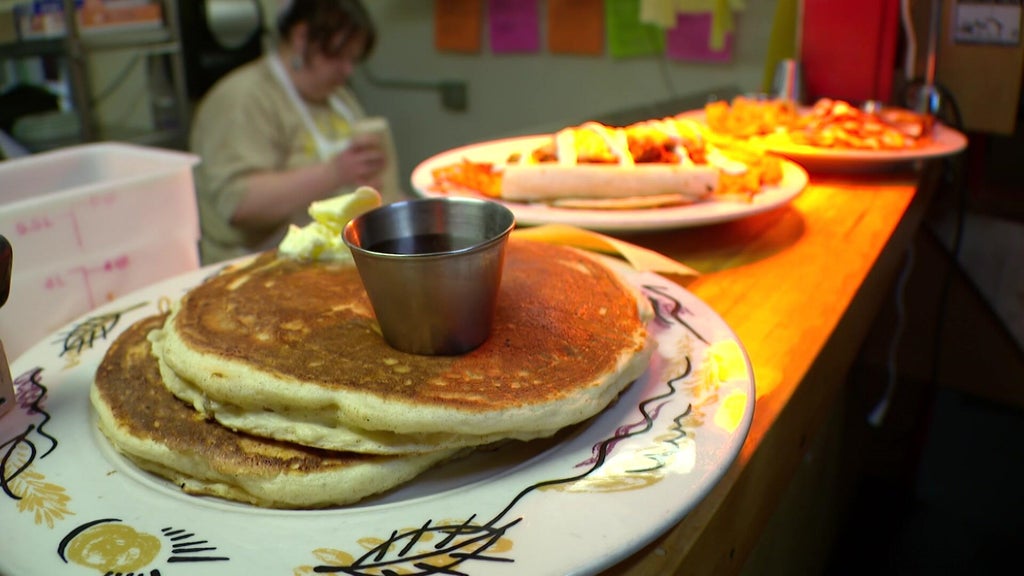 Modern Times Cafe closing at end of year after providing 30,000 free meals in wake of ICE surge — WCCO / CBS Minnesota, Eden Prairie Dining news