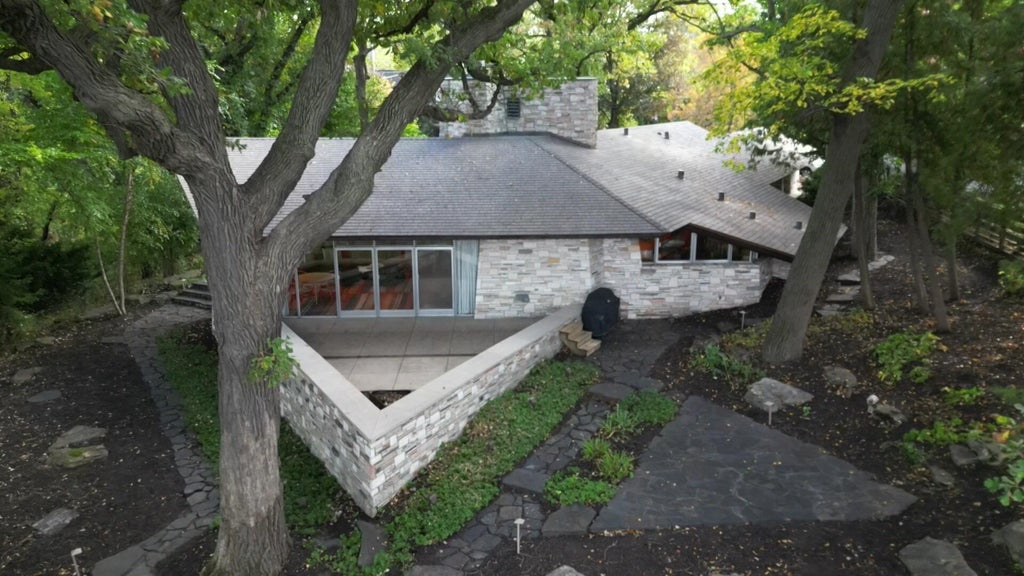 Home designed by iconic architect Frank Lloyd Wright now on the market — WCCO / CBS Minnesota, Eden Prairie Real Estate news