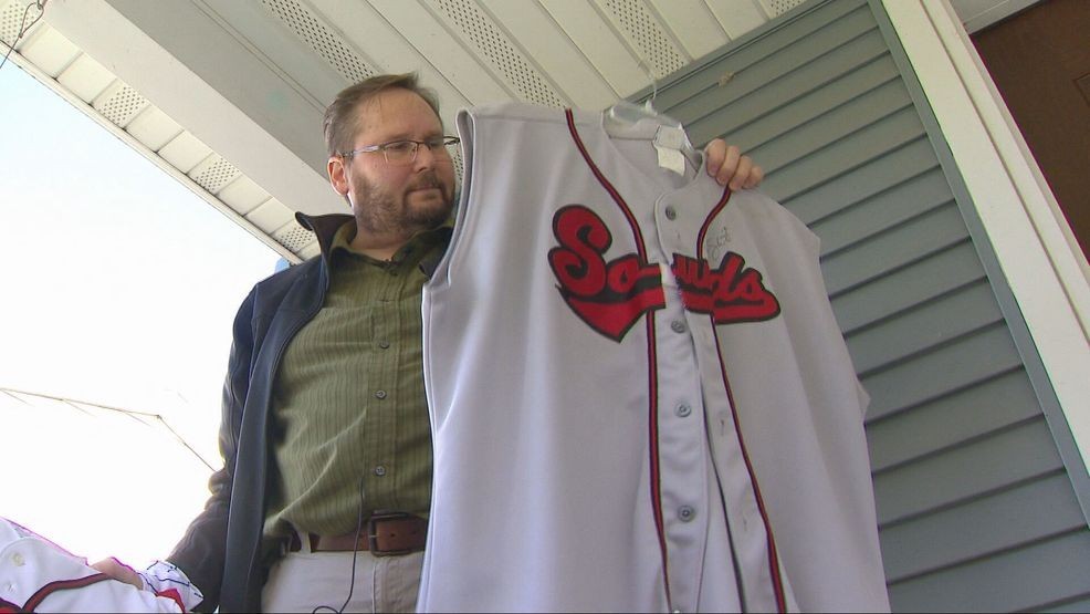 Brewers fan makes long drive from Wisconsin to Tampa Bay for Game 3 — Fox 11 Green Bay Local, Eden Prairie Sports news