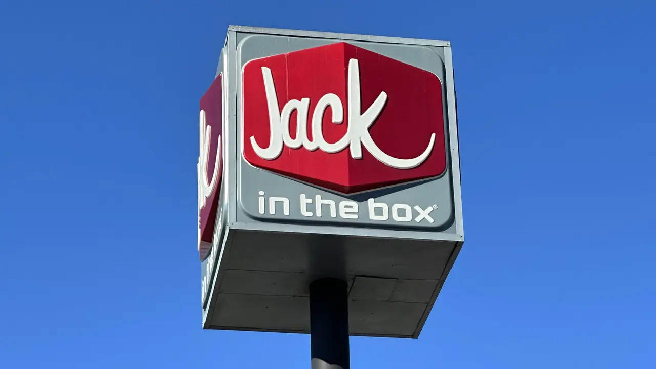 Scalding hot coffee thrown into fast-food manager’s face by angry customer, DA says — Eden Prairie Dining news